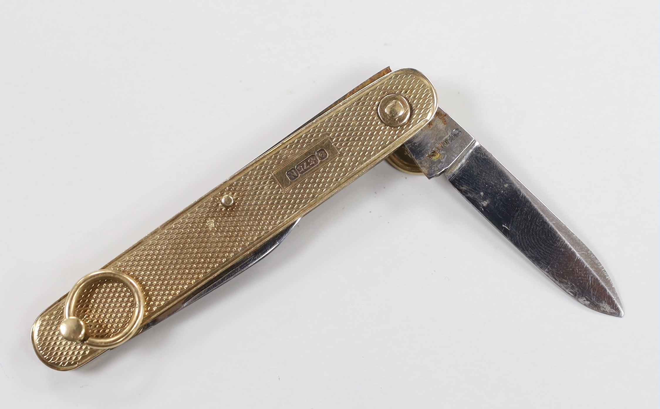 An engine turned 9ct gold cased penknife, 72mm.